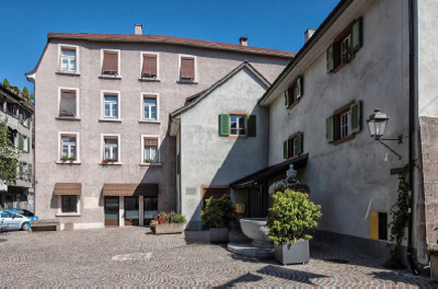 Unter dem Vordach der städtischen Liegenschaft am Zähringerplatz wird der neue Bancomat eingebaut