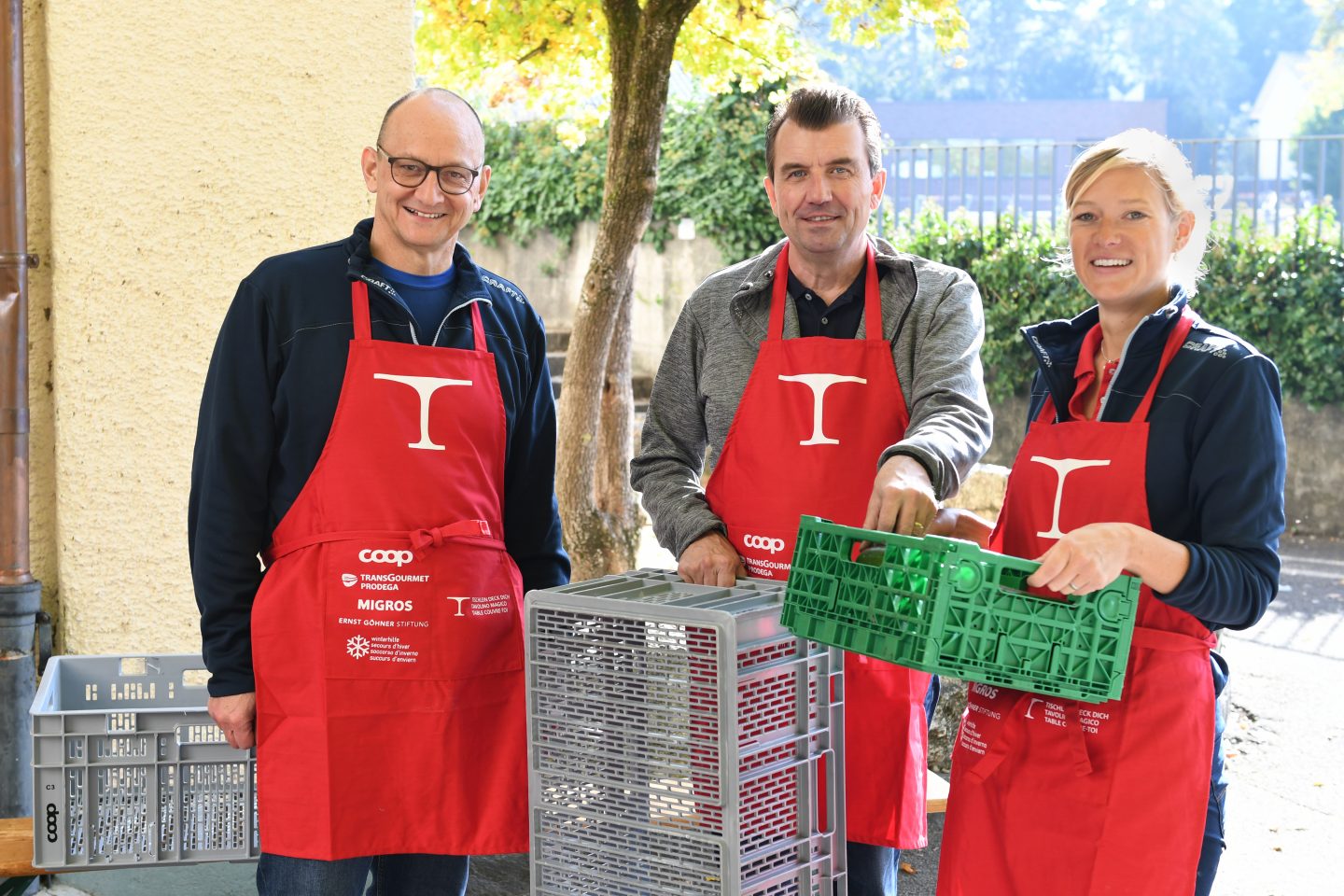 Mitarbeitende der Raiffeisenbank packen an: Guido Wirthlin, Martin Hägeli und Nathalie Schmid 