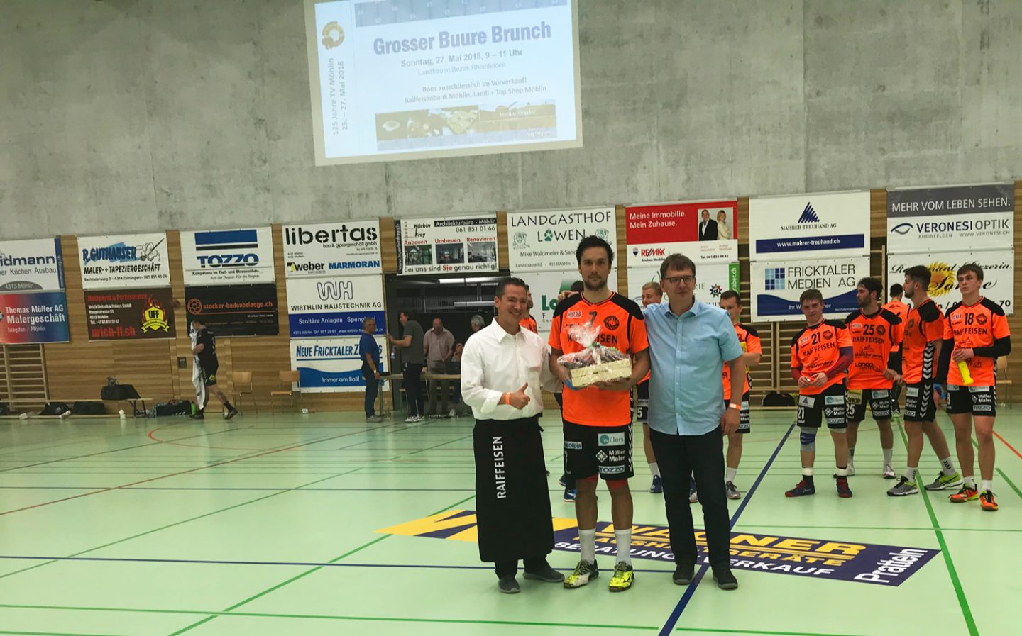 Roland Gysin (Leiter Privat- und Kundenberatung), Patrik Vizes (Best Player) & Simon Mahrer (Präsident TV Möhlin)