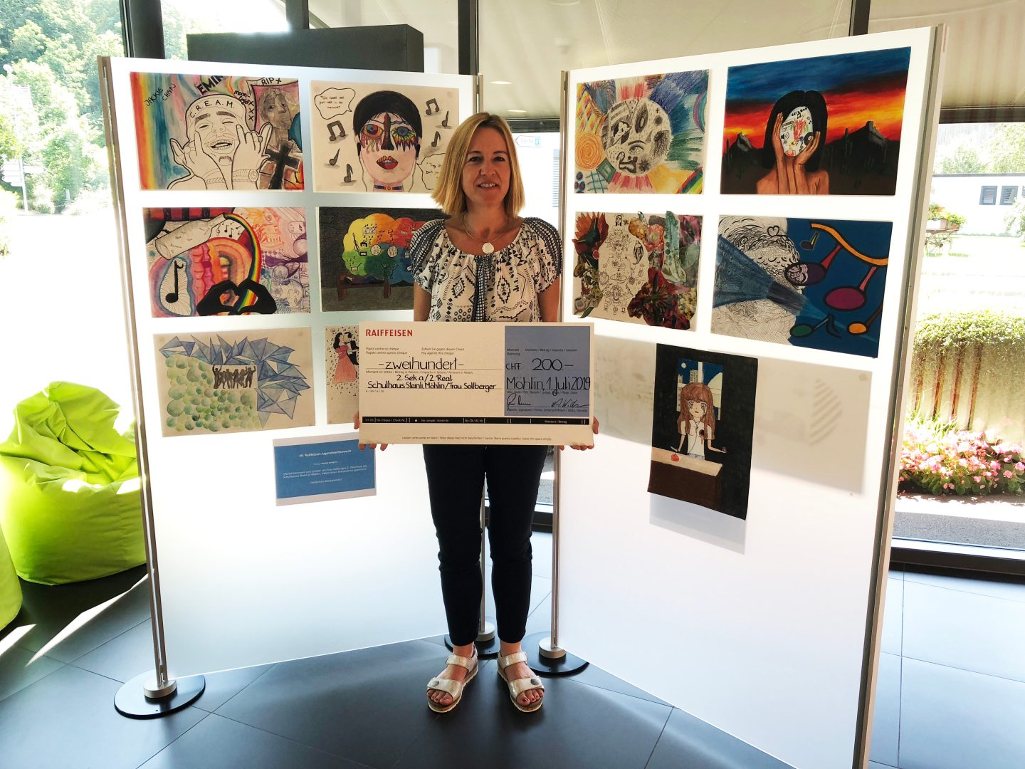 Die Lehrperson für bildnerisches Gestalten, Frau Monika Sollberger, haben wir den Klassenpreis von CHF 200.00 sowie Wickelfische für die teilnehmenden Schülerinnen und Schüler überreicht. Herzliche Gratulation und vielen Dank 