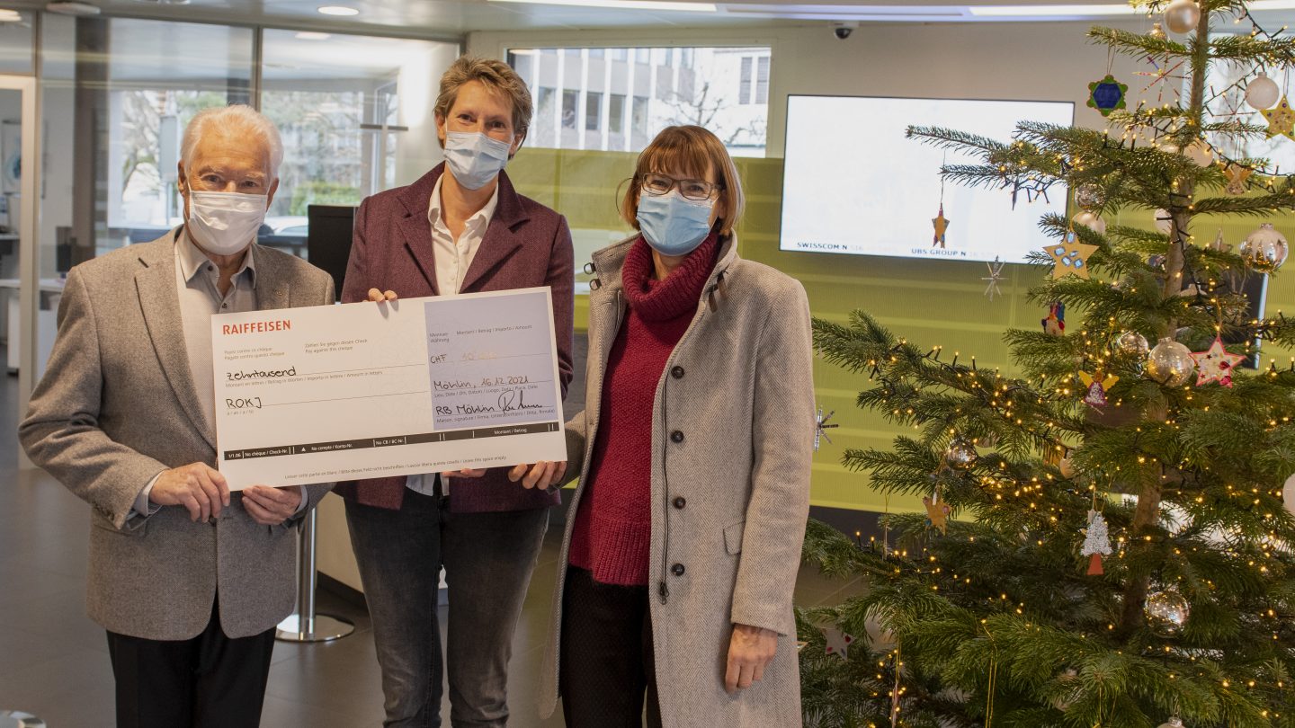 Checkübergabe von Susanne Kaufmann (Raiffeisen, Mitte) an die Rotarier (Fritz Schneiter und Franziska Bircher)