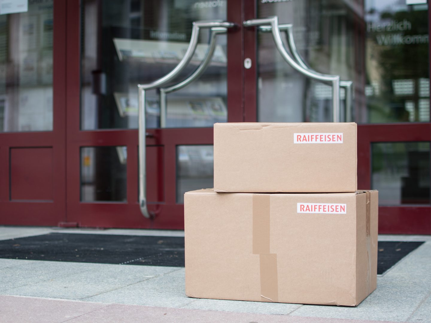 Umzugskartonschachteln vor dem Bankeingang