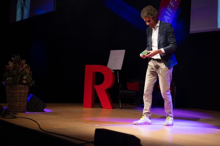 Kabarettist und Magier Lionel Dellberg in Aktion