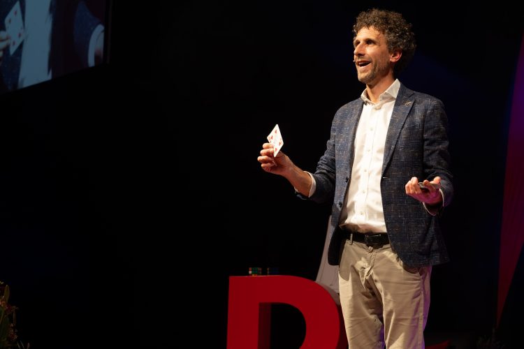 Lionel Dellberg verstand es die Gäste mit seinen Zaubertricks zu verblüffen