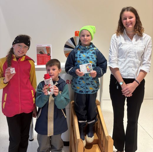 Kinder mit Geschenken