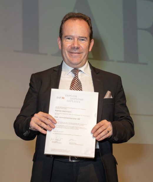 Patrick Hartmann mit Diplom