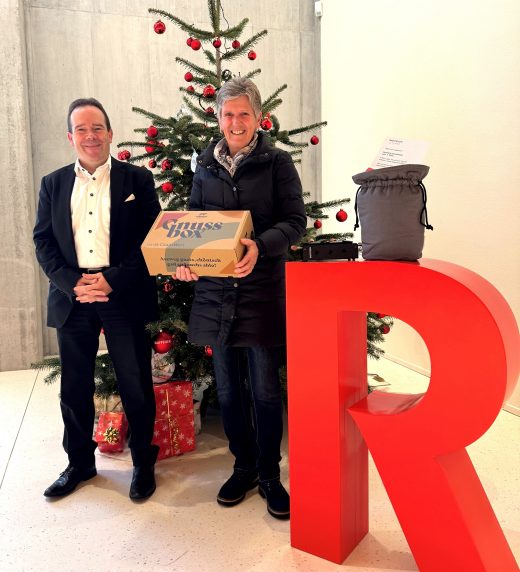 Berater Patrick Hartmann und Gewinnerin der Verlosung