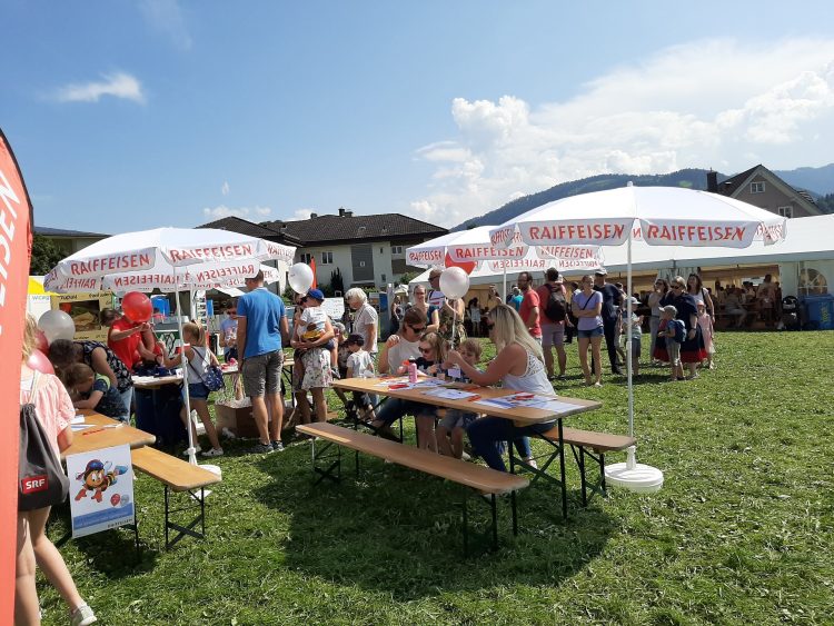 Wettbewerbsteilnehmer vor dem Ballonstand