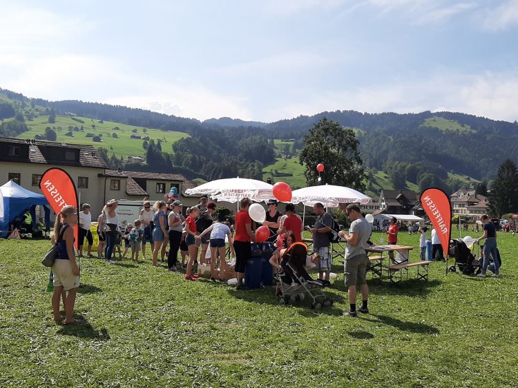 Grosser Andrang vor dem Raiffeisen-Stand