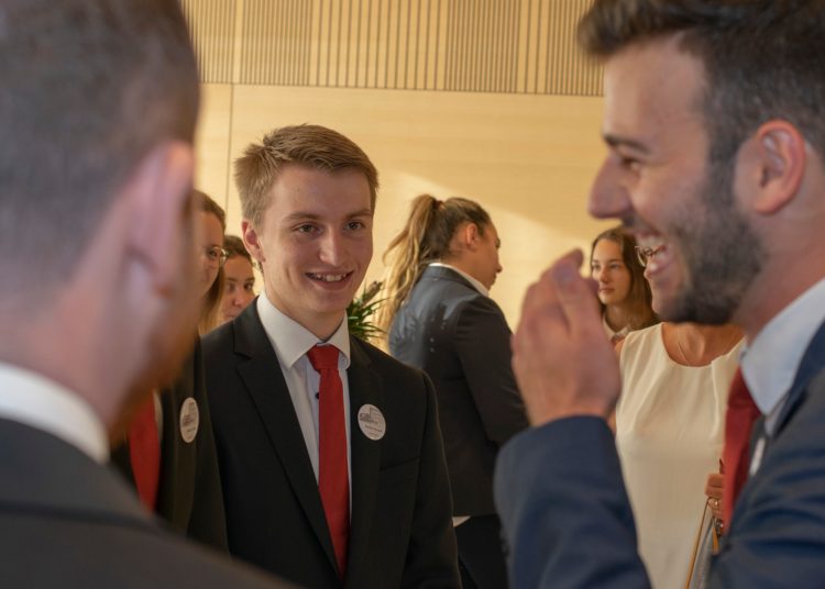 Mitarbeiter beim Begrüssungsapéro