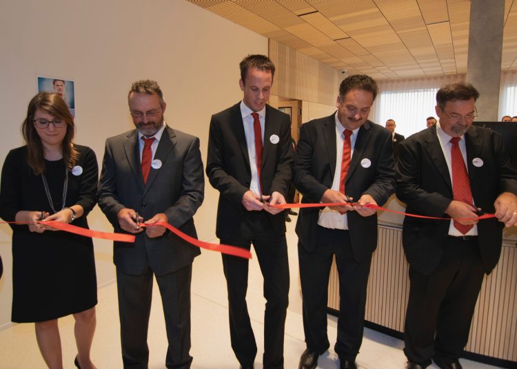 Die Baukommission eröffnet feierlich die neue Bank.