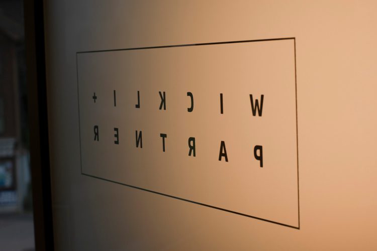 Der Rundgang führte auch bei den Gewerbemietern vorbei.