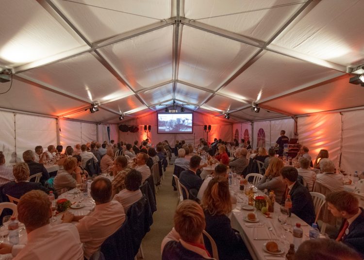 Vor dem Abendessen wird der Neubau-Film von Theo Huber gezeigt.