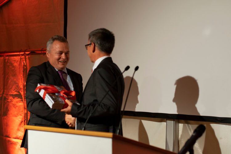 Übergabe Präsent an Gemeindepräsident Kilian Looser