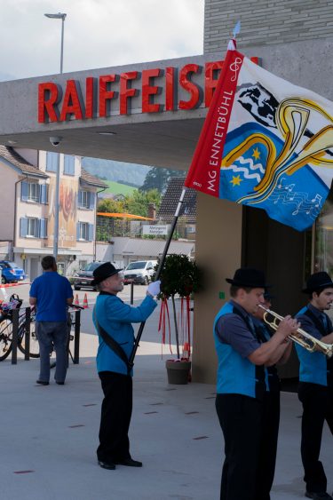 Musikgesellschaft Ennetbühl startet mit ihrem Musikmarsch Richtung Bahnhof.