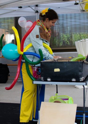 Ballonkünstlerin und Clownin Momo beim Sumsi-Stand
