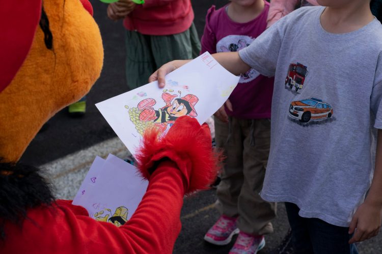 Die Kinder gaben ihre Zeichnungen an Sumsi ab.