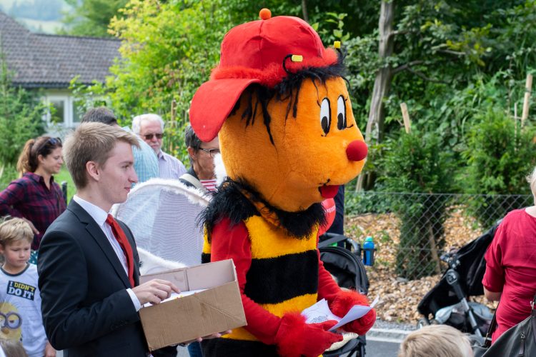 Sumsi mit seinem Assistenten Stefan Kuratli (Lernender 3. Lehrjahr)