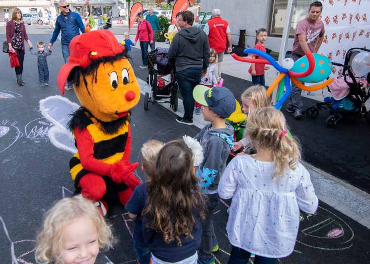 Das Bad in der Menge: Sumsi begrüsst die kleinen Besucher