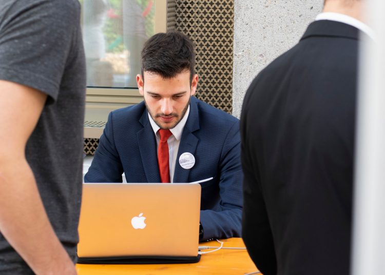 Manuel Baumann bei der Button-Produktion