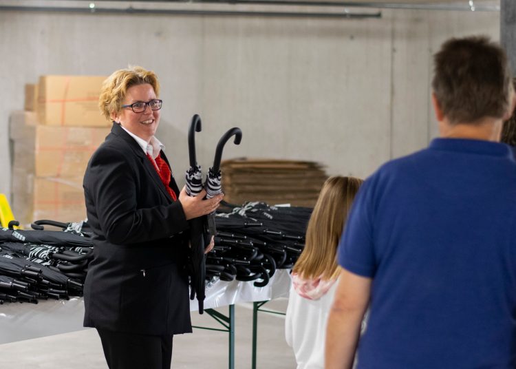 Manuela Grob bei der Ausgabe des Giveaways