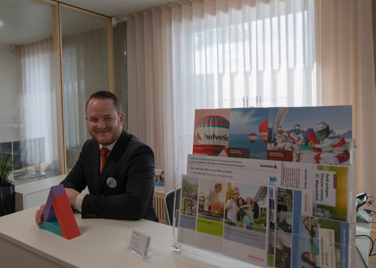 Adrian Brügger beim Stand Anlegen/Versicherungen