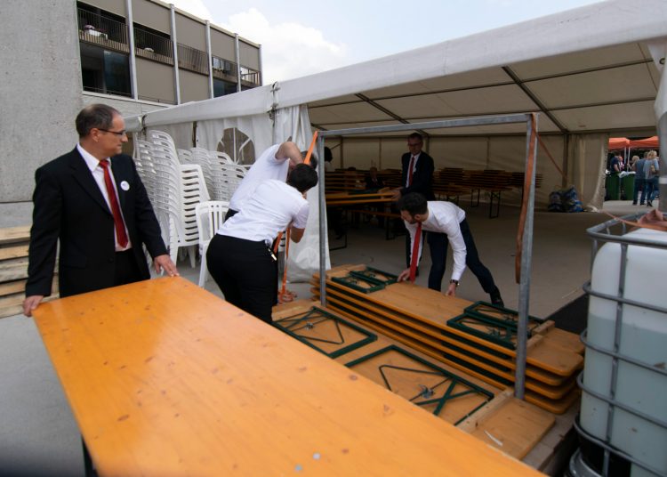 Die Bankmitarbeiter beim Aufbau