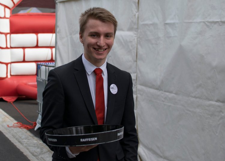 Stefan Kuratli, Lernender 3. Lehrjahr, beim Service