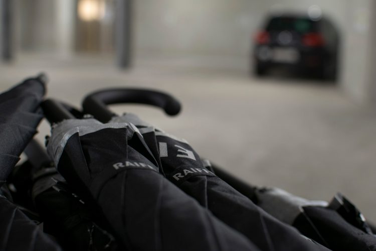 Jeder Besucher erhielt einen Stockschirm als Geschenk.