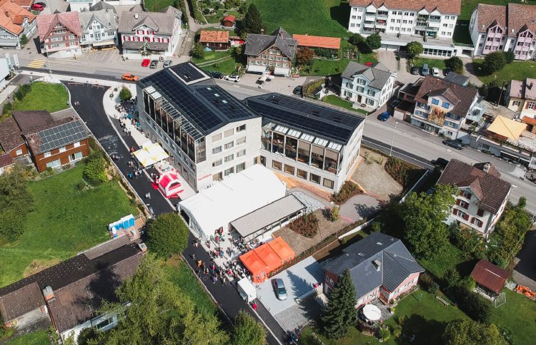 Der Neubau am Einweihungsfest