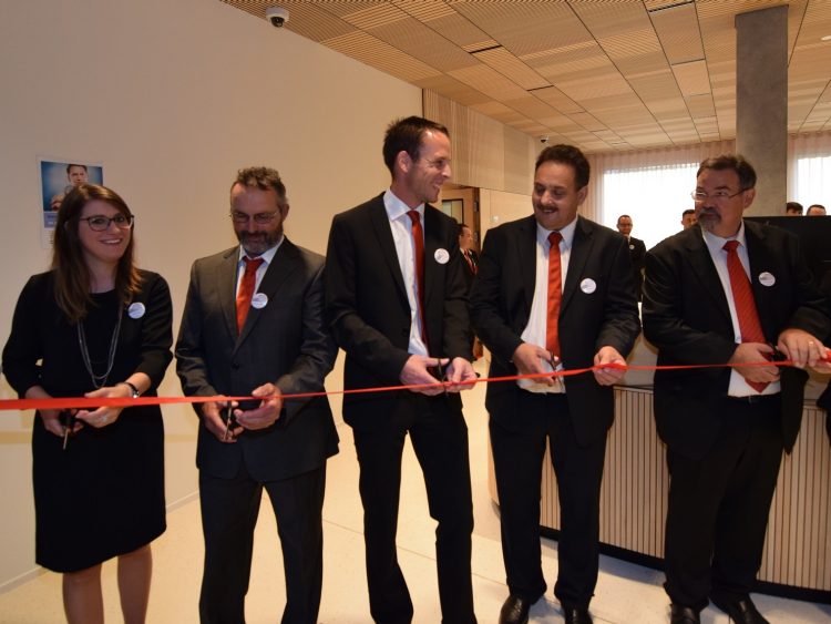 kurz vor der offiziellen Bank-Einweihung