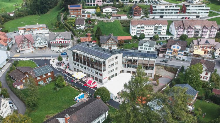 Hinter dem Gebäude wurde für das Fest ein grosses Verpflegungszelt aufgestellt.