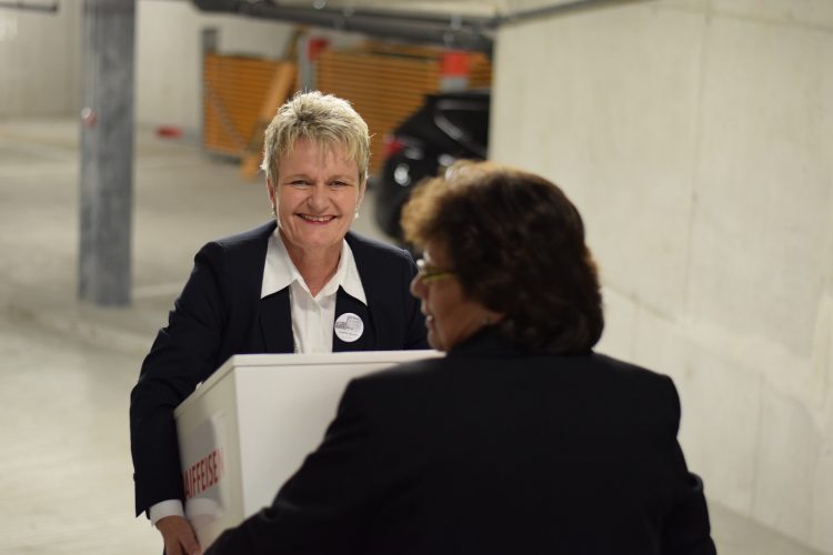 Priska Louis mit dem Behälter für die Wettbewerbstalons