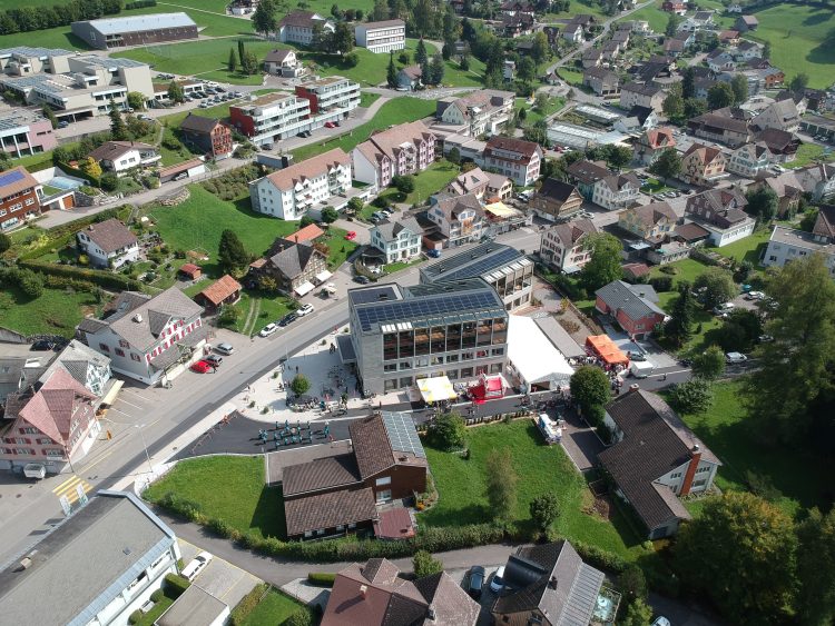 Das Gebäude steht zentrumsnah beim Bahnhof und der Hauptstrasse.