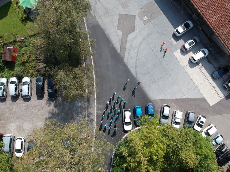 Musikgesellschaft Ennetbühl beim Musizieren Richtung Bahnhof.