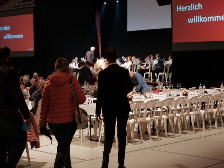 Die Halle beginnt sich langsam zu füllen