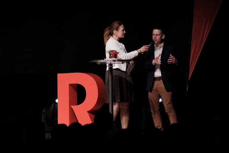 Regula Elsener im Gespräch mit dem neu gewählten VR-Mitglied Tobias Kobelt