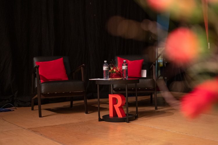 Lounge-Bereich auf Bühne