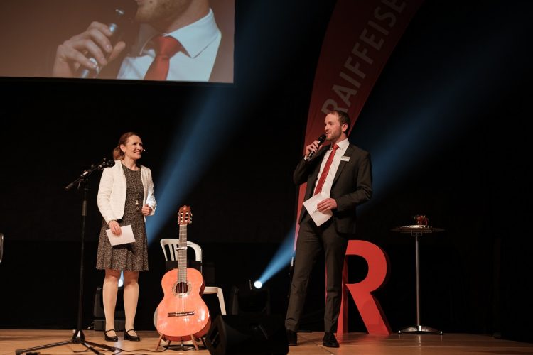 Die Tombola wurde moderiert von Regula Elsener und Nicolas Stäger, Leiter Geschäftsstelle