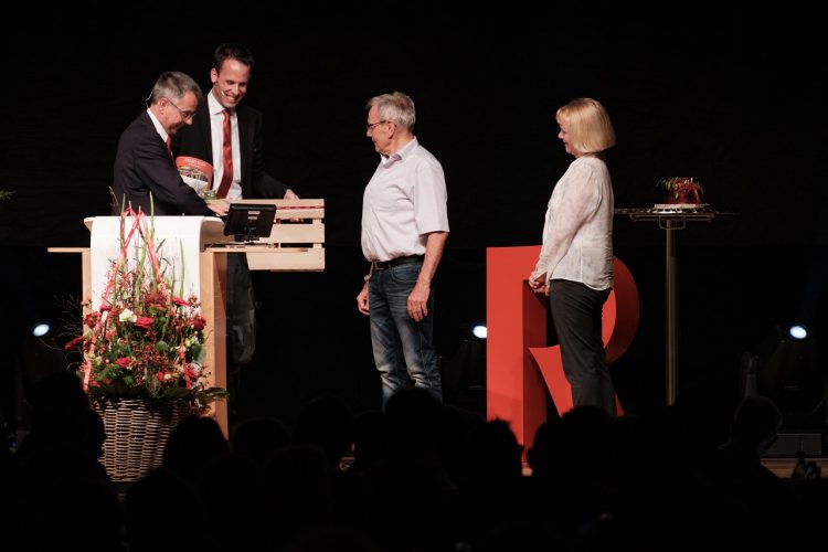 Übergabe Geschenk an Rolf Sprenger mit Ehefrau Bernadette