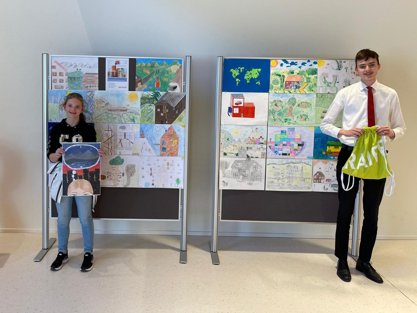 Ebenfalls mit dem nötigen Corona-Sicherheitsabstand: Jasmin Blum erhält ihren Preis von Andrin Rechberger, Lernender im 2. Lehrjahr, überreicht.