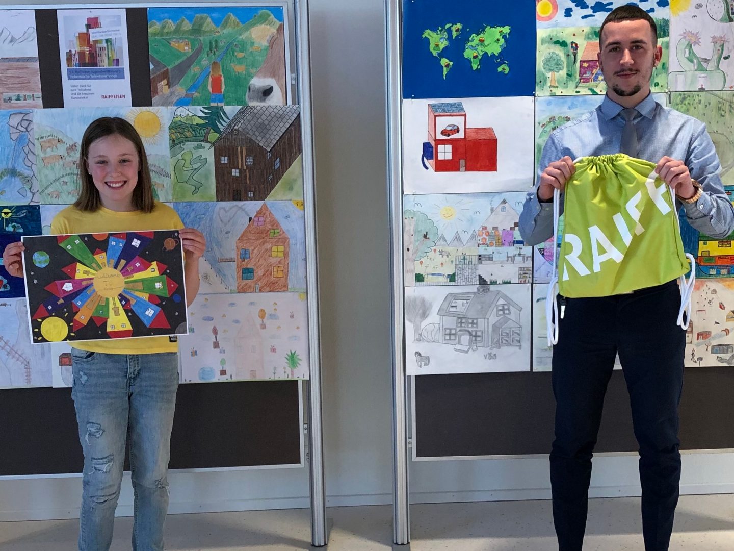 Kimmi O'Grady bei der Preisübergabe in Nesslau mit Kundenberater Robin Bissegger.