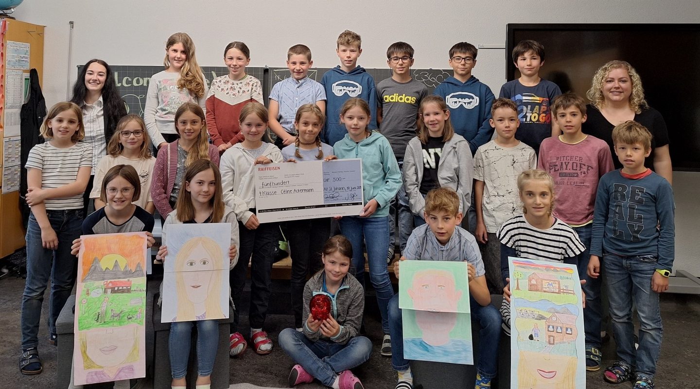 Die glücklichen Gewinner:innen mit Lehrerin Céline Ackermann (r.)