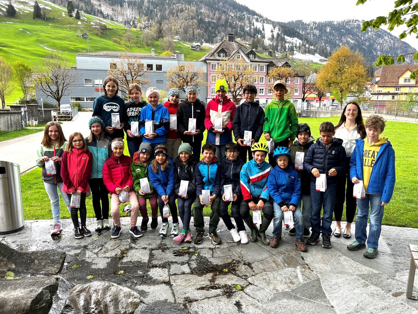 Die Kinder der 4. Klasse Alt St. Johann mit Kundenberaterin Vanessa Hardegger