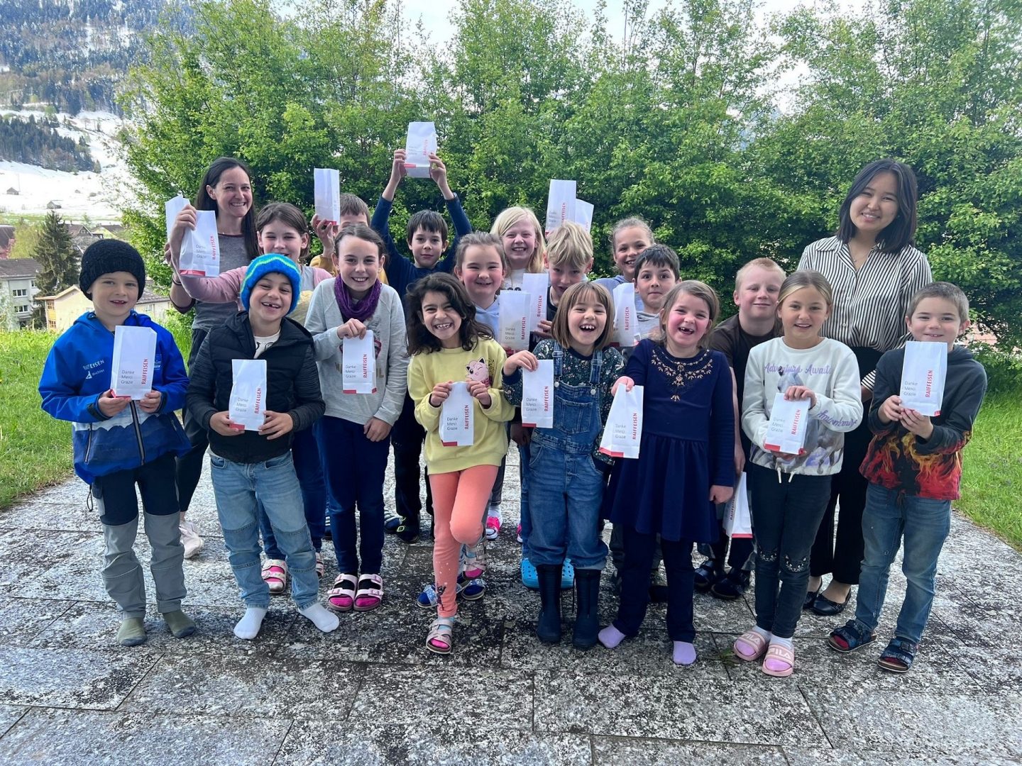 Die Kinder der 1.-3. Klasse Nesslau mit Klassenlehrerin Lea Anderegg (l.) und Tsering Dorje, Lernende 2. Lehrjahr