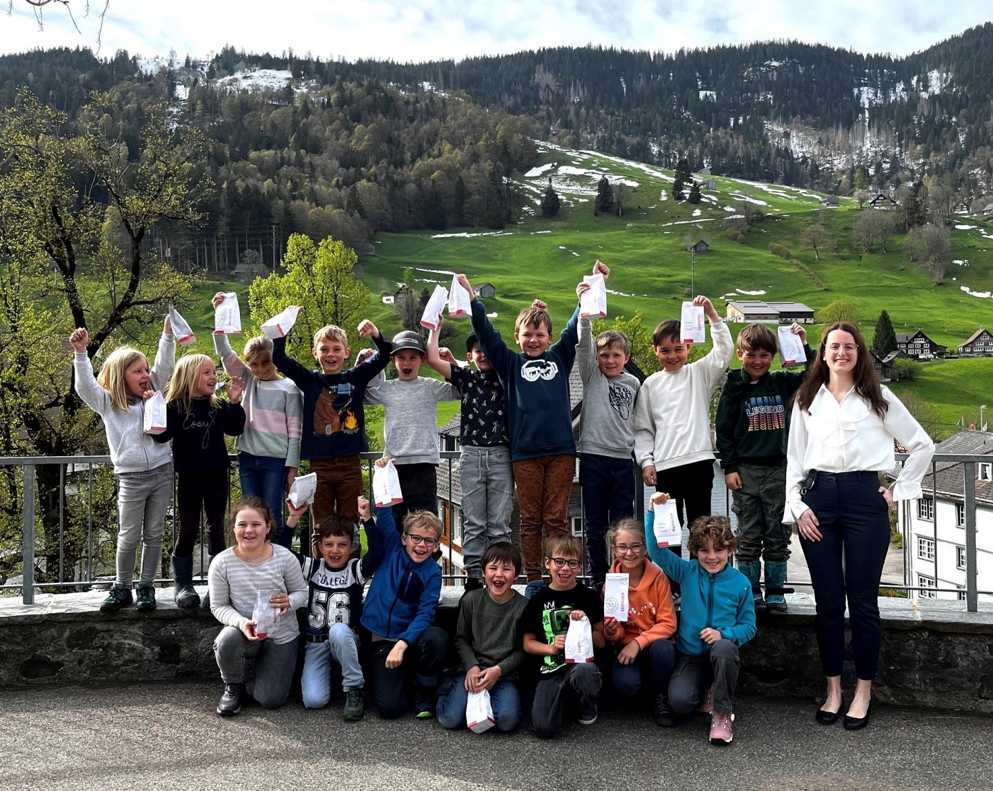 Die Kinder der 1. Klasse Alt St. Johann mit Kundenberaterin Vanessa Hardegger