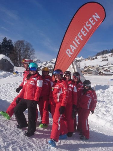 Skilehrer mit Easy Flag von Raiffeisen