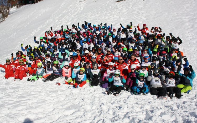 Gruppenfoto mit Teilnehmern Skirennen