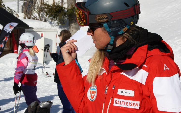 Skileherin am Koordinieren ihrer Gruppe