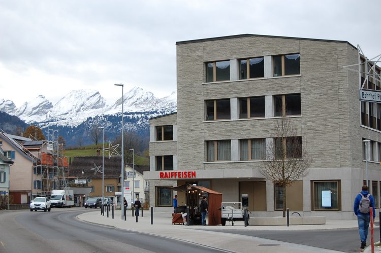 Bankgebäude vor Churfirsten-Panorama
